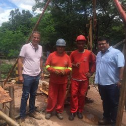 Dr. Junior, trabalhadores e o prefeito PlÃ­nio Paiva ao lado da ponte
