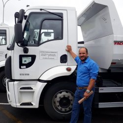 Prefeito Alex GÃ¡s ao lado do caminhÃ£o fruto de emenda de Wilder