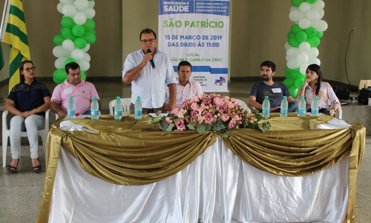 Ziquinho fala durante abertura de conferÃªncia de saÃºde em SÃ£o PatrÃ­cio: espaÃ§o para apresentar propostas
