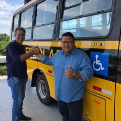 Dr. JÃºnior Oliveira e o prefeito PlÃ­nio Paiva ao lado do novo caminhÃ£o