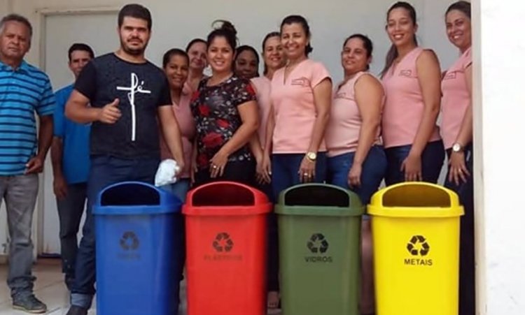 Lixeiras que serÃ£o instaladas em unidades escolares da cidade de CrixÃ¡s