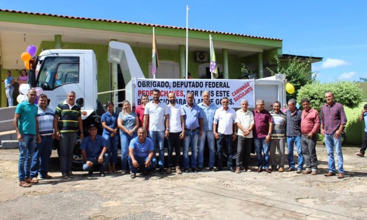 No pÃ¡tio da Prefeitura de Pilar, o prefeito SÃ¡vio Soares apresenta mais um caminhÃ£o para a frota da cidade
