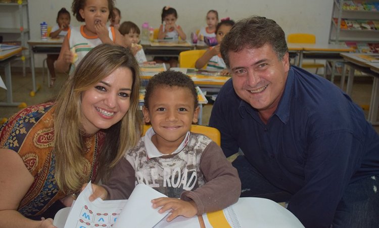 Vice-prefeito, educadora, primeira-dama WÃ¢nia e crianÃ§as de Ceres