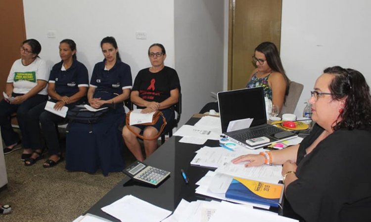 Prefeita CÃ¡ssia Dourado durante reuniÃ£o com agentes comunitÃ¡rios: apoio e incentivo Ã  atividade laboral