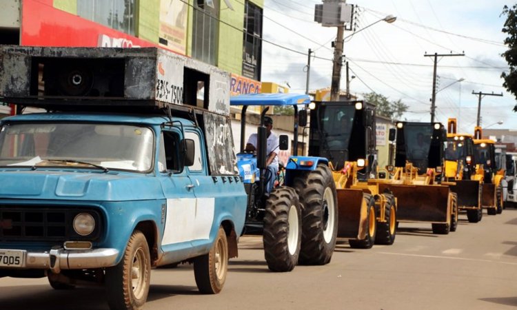 MÃ¡quinas sÃ£o apresentadas nas ruas da cidade: frota renovada em CrixÃ¡s