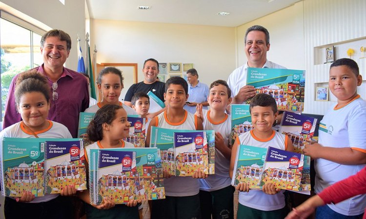 Vice MarcÃ£o e o prefeito Rafaell Melo entregam livros didÃ¡ticos