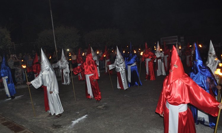 ProcissÃ£o do FogarÃ©u em NiquelÃ¢ndia agora Ã© tradiÃ§Ã£o na RegiÃ£o Norte do Estado: evento religioso e cultural reÃºne centenas de fiÃ©is. Na imagem os farricocos â€œbuscam Jesusâ€