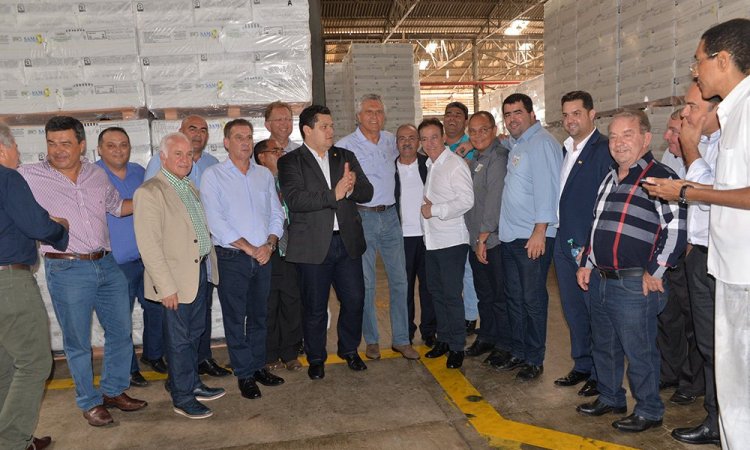 Governador Caiado e comitiva visitam mina de amianto em MinaÃ§u: tentativa de reverter decisÃ£o do STF