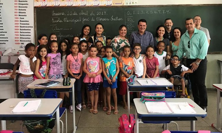 Prefeito e primeira-dama com militares visitam escola que serÃ¡ militar
