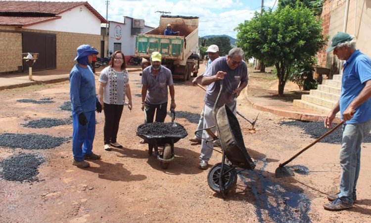 SecretÃ¡ria Dorcas Vidigal acompanha trabalhos na OperaÃ§Ã£o Tapa-Buracos em Rialma: mais qualidade