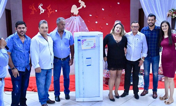 Prefeito SÃ¡vio, de Pilar de GoiÃ¡s, com autoridades faz entrega de brindes para moradores: festa Ã s mÃ£es