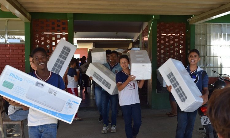 Alunos de escolas pÃºblicas recebem os aparelhos que vai garantir mais conforto tÃ©rmico nas escolas