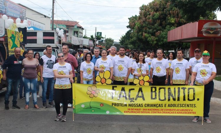 Prefeito Valmir Pedro e a primeira-dama Anne LÃ­gia com servidores