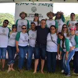 Prefeito Rafaell Melo com auxiliares e moradores de Ceres recolhem entulho nas margens do Rio das Almas