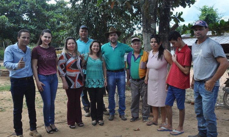 Prefeito Fernando Carneiro e primeira-dama Juliana Campos com moradores do Povoado Machadinho