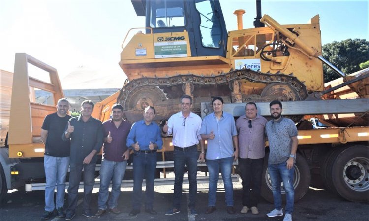 Prefeito Rafaell Melo com deputado Adriano do Baldy e autoridades: entrega de veÃ­culos