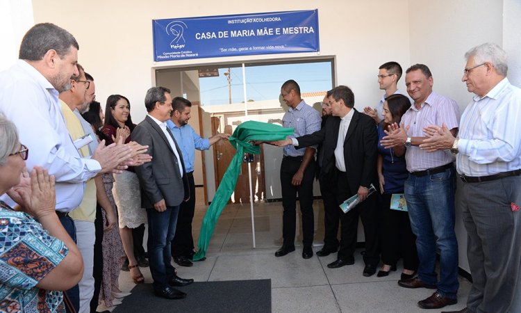 Momento do corte da fita inaugural do Lar da CrianÃ§a e do Adolescente pelo prefeito Valmir e autoridades