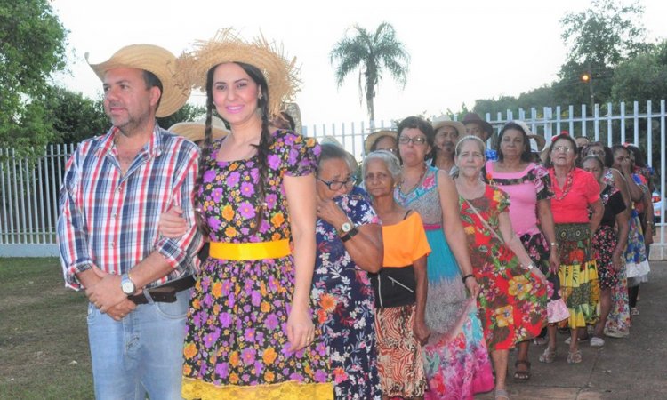 No bloco da alegria a primeira-dama Juliana e o prefeito Dr. Fernando