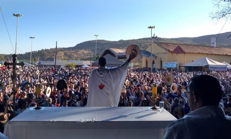 Missa lotada em Guarinos: mais uma procisÃ£o da tradiÃ§Ã£o e da fÃ©