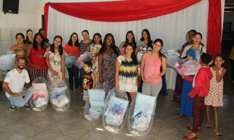Primeira-dama RaÃ­ssa com assessoras e futuras mamÃ£es em CrixÃ¡s