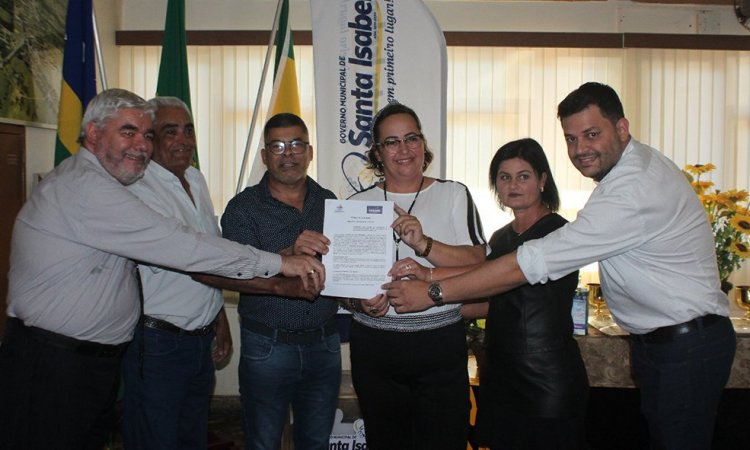 Prefeita CÃ¡ssia Dourado mostra documento do convÃªnio que garante desconto para alunos de Santa Isabel