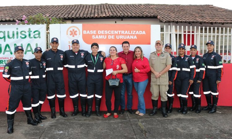 Prefeito CÃ¡ssio GusmÃ£o com a primeira-dama Divina e tÃ©cnicos que atuam no SAMU: Uruana bem servida agora no atendimento emergencial