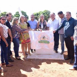 Prefeito Edson e autoridades na entrega de um campo gramado