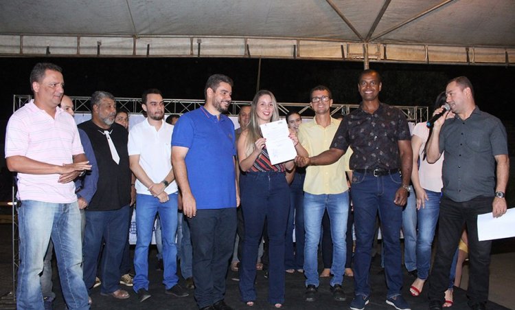 AlÃ©m de entregar o novo veÃ­culo, prefeito Valmir Pedro assinou ordem de serviÃ§o e reforma do PSF 1 