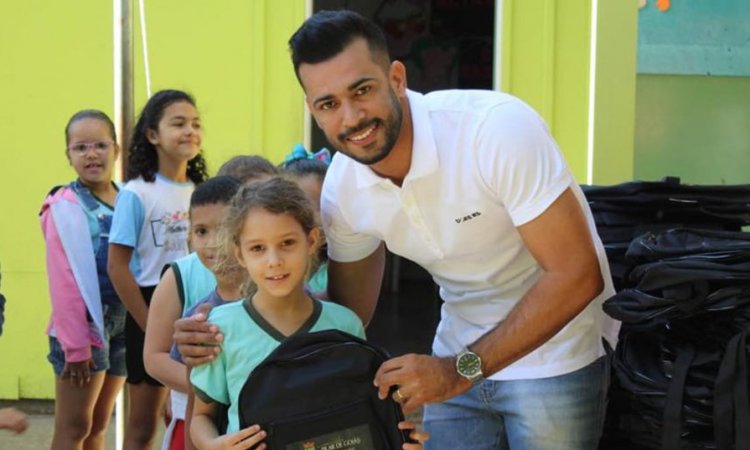 Prefeito SÃ¡vio Soares durante entrega de material escolar no Pilar Cruz