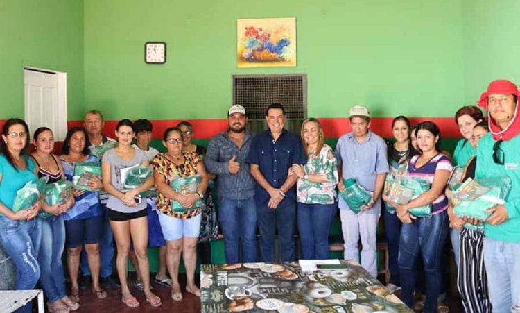 Prefeito CÃ¡ssio GusmÃ£o, Divina e autoridades na entrega dos novos kits para trabalhadores da limpeza