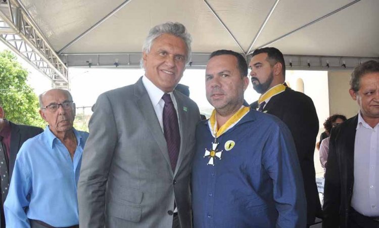 Governador Caiado condecorou prefeito Fernando, de NiquelÃ¢ndia