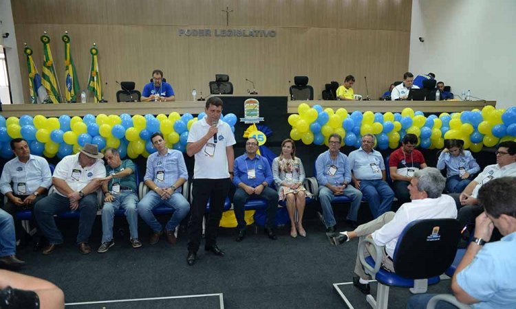 AnfitriÃ£o do encontro, prefeito de Porangatu, Pedro Fernandes, fala dos avanÃ§os da gestÃ£o e cobra apoio