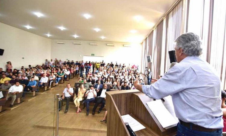 Governador em Santa Helena, uma das cidades mais atingidas pelo fogo