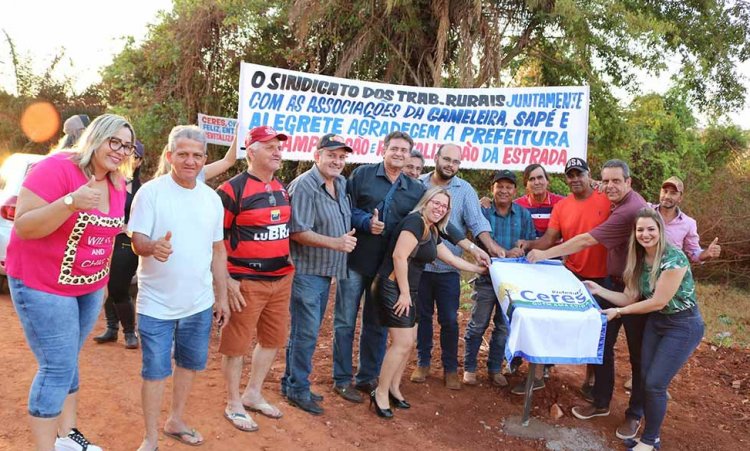 Prefeito Rafaell Melo com autoridades no ato de inauguraÃ§Ã£o de estrada que beneficia a zona rural de Ceres