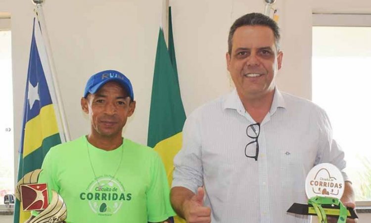 Atleta Divino com o prefeito Rafaell comemora os seus bons resultados