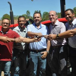 Vereadores, prefeito Fernando Carneiro e o deputado Rubens Otoni