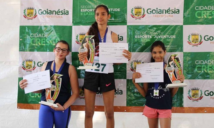 Meninas tambÃ©m participam da tradicional corrida em GoianÃ©sia