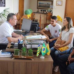 Prefeito Rafaell Melo conversa com atleta do karatÃª na Prefeitura de Ceres