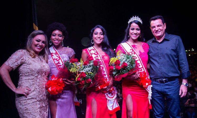 Prefeito CÃ¡ssio e a primeira-dama Divina com a rainha e as princesas da Festa da Melancia em Uruana