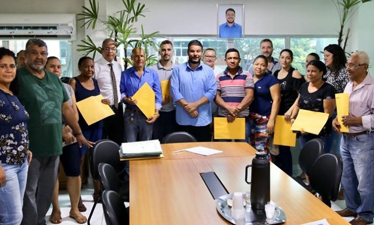 Prefeito Valmir Pedro, de UruaÃ§u, entrega tÃ­tulos de imÃ³veis para 16 famÃ­lias: garantia da propriedade