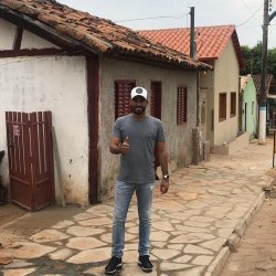 Prefeito SÃ¡vio constrÃ³i calÃ§adas usando pedras: promessa cumprida