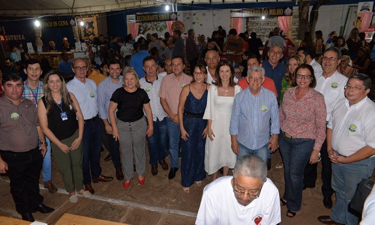 Autoridades durante visita Ã  PraÃ§a de AlimentaÃ§Ã£o em NiquelÃ¢ndia