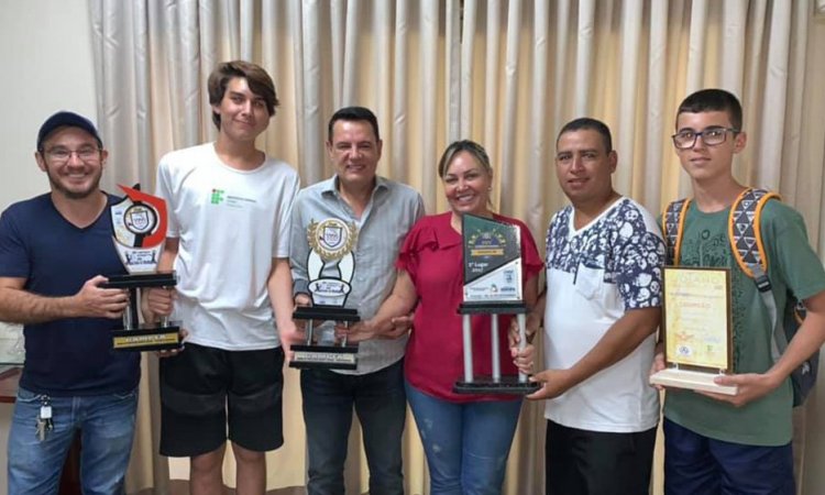 Prefeito CÃ¡ssio e primeira-dama Divina com alunos e professor da banda