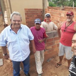 Vereador Peu com o prefeito MÃ¡rio Macaco e servidores visitam o canteiro de obras da clÃ­nica em Itapaci