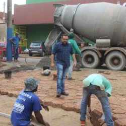 Prefeito Fred acompanha a instalaÃ§Ã£o dos bloquetes nas ruas da cidade