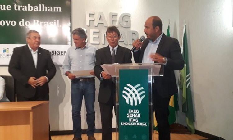 Prefeito Alex fala durante cerimÃ´nia de premiaÃ§Ã£o da Faeg: reconhecimento ao trabalho do atual gestor