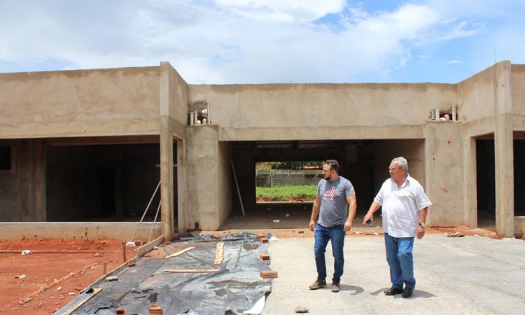 Prefeito MÃ¡rio e o diretor Neto Lelis vistoriam as obras de creche
