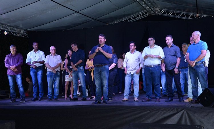 Prefeito de UruaÃ§u fala ao pÃºblico no ato de inauguraÃ§Ã£o da avenida: compromisso com a sociedade local