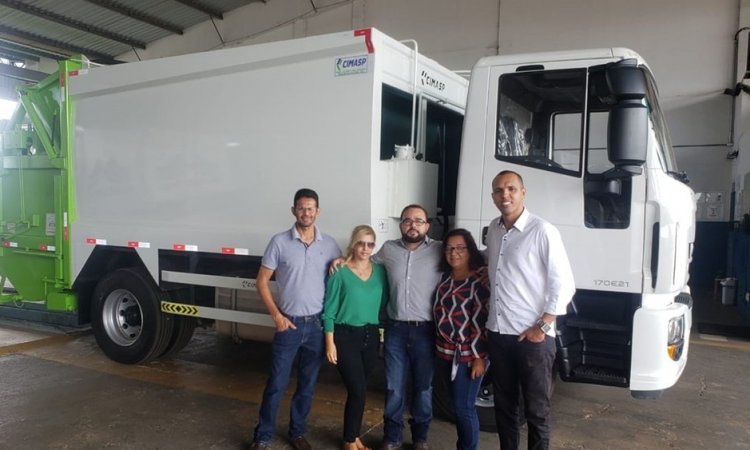 Rialma tambÃ©m foi beneficiada com um caminhÃ£o apresentado Ã  populaÃ§Ã£o pelo prefeito Fred Vidigal