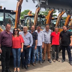 Prefeito interino ZÃ© AntÃ´nio com Ana Maria ao lado da nova mÃ¡quina